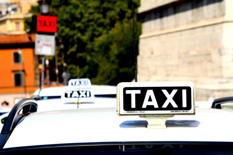 taxis-ST JULIEN-min_taxi_auto_rome_road_white-1051610